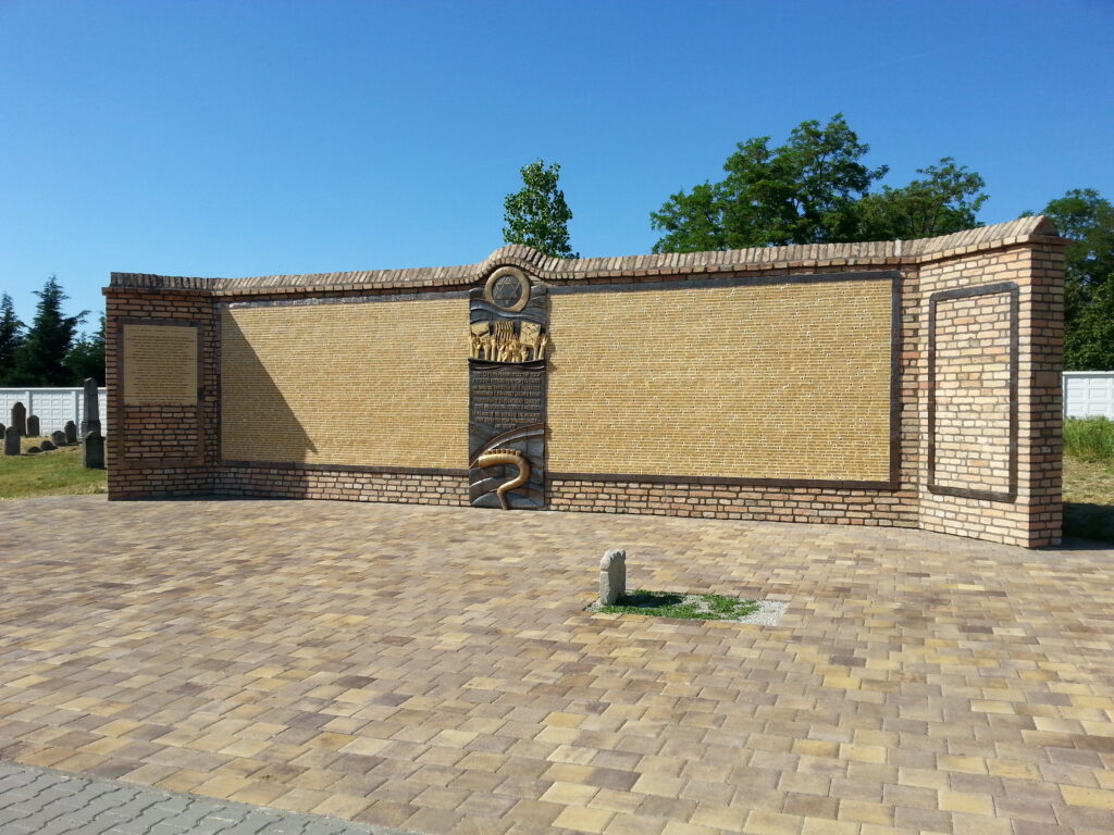 A holokauszt dunaszerdahelyi áldozatainak emlékfala