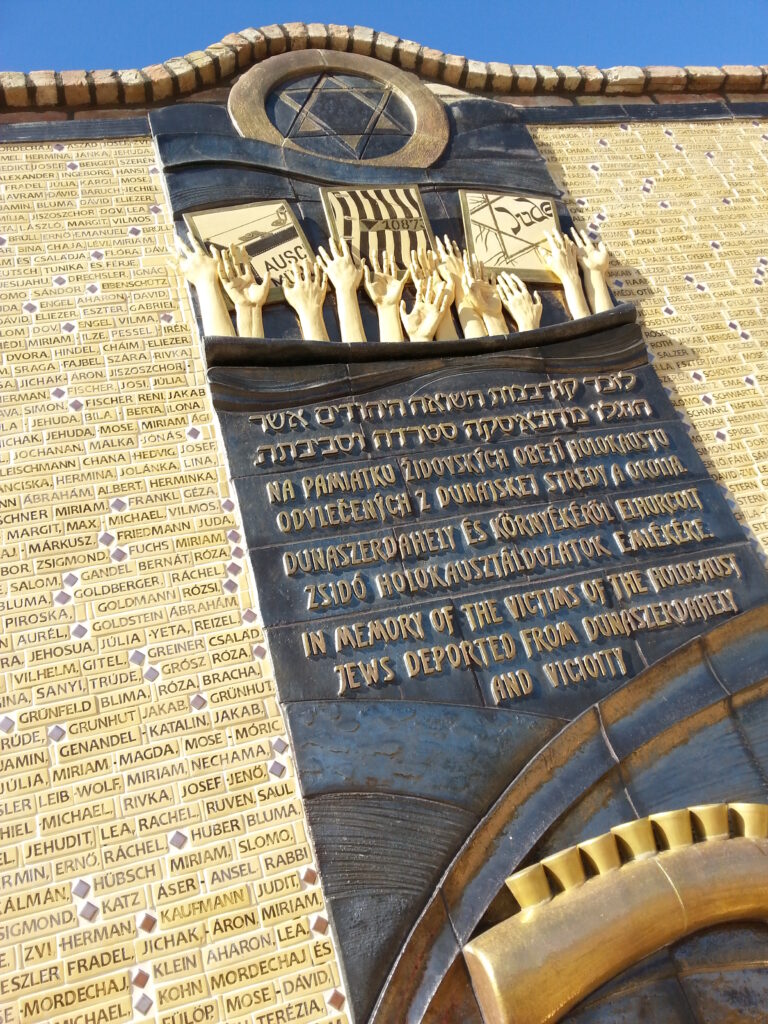 A holokauszt dunaszerdahelyi áldozatainak emlékfala