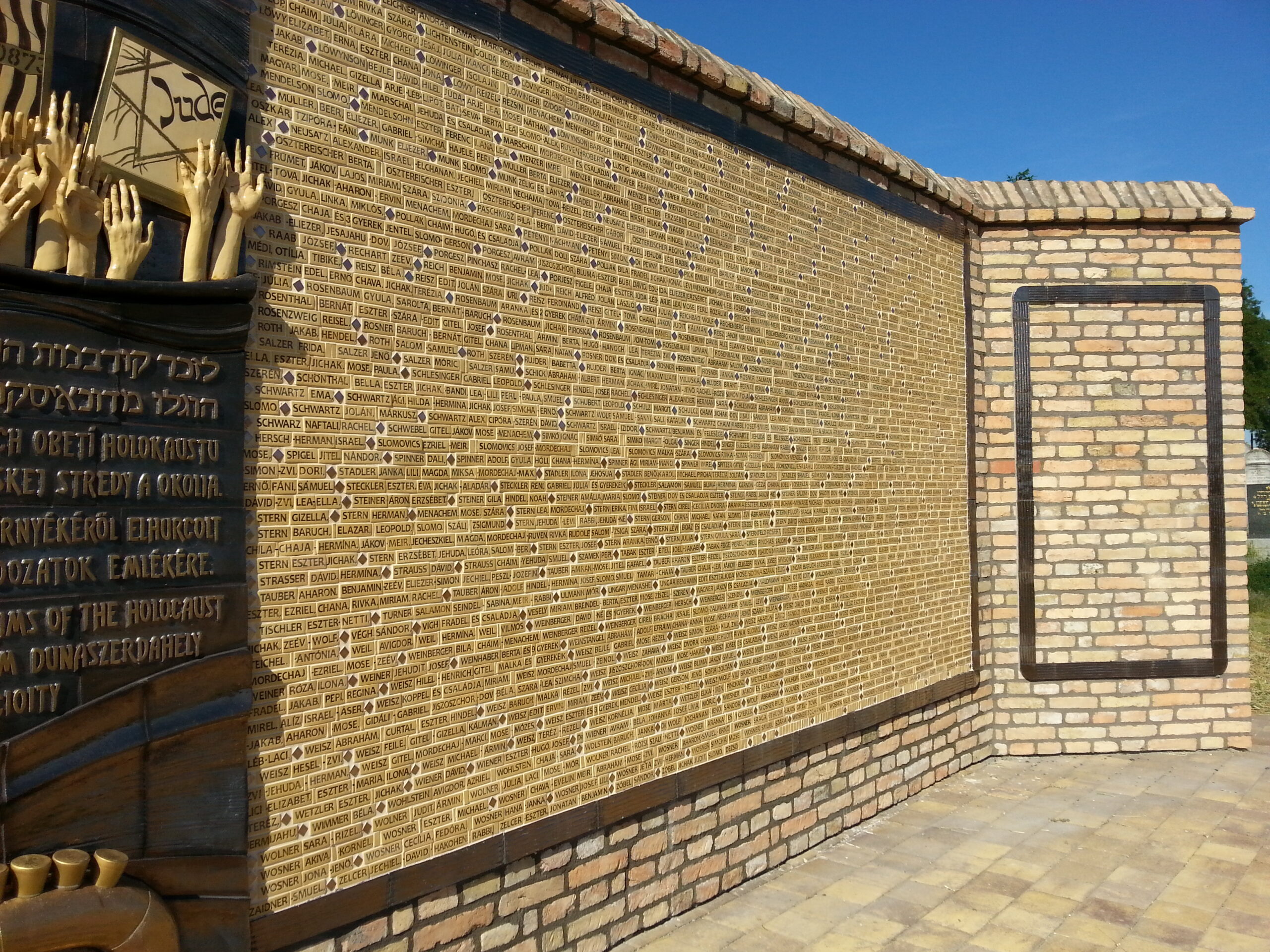 A holokauszt dunaszerdahelyi áldozatainak emlékfala