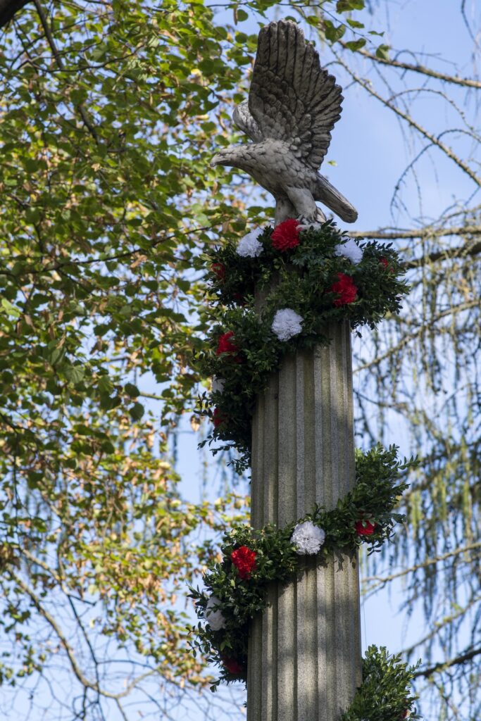 Turulmadaras emlékmű