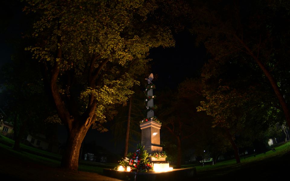 Turulmadaras emlékmű