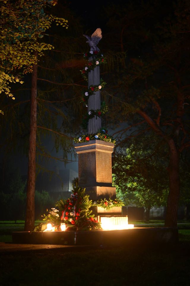 Turulmadaras emlékmű