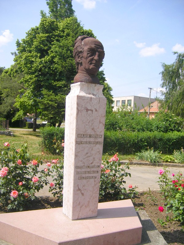 Majer István mellszobra Kürtön