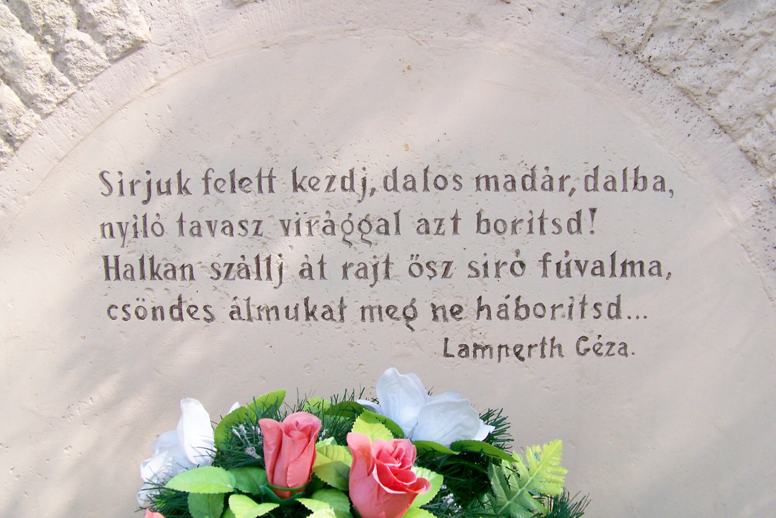 Elesett hősök vámosladányi emlékműve