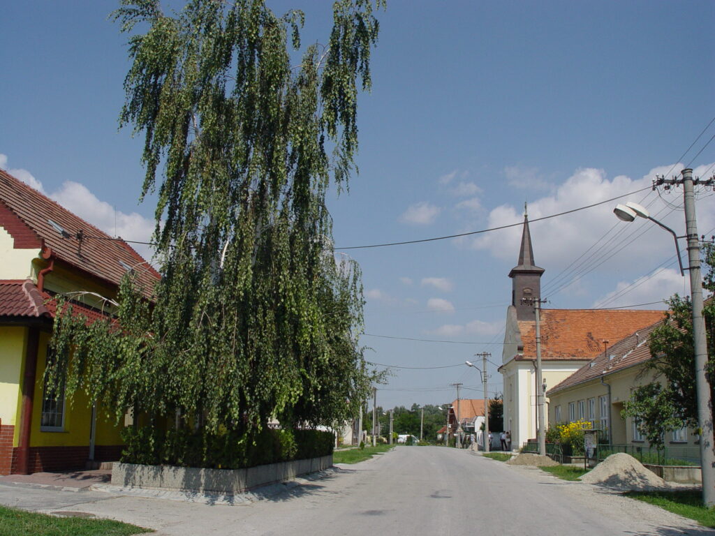 Tósnyárasdi katolikus templom