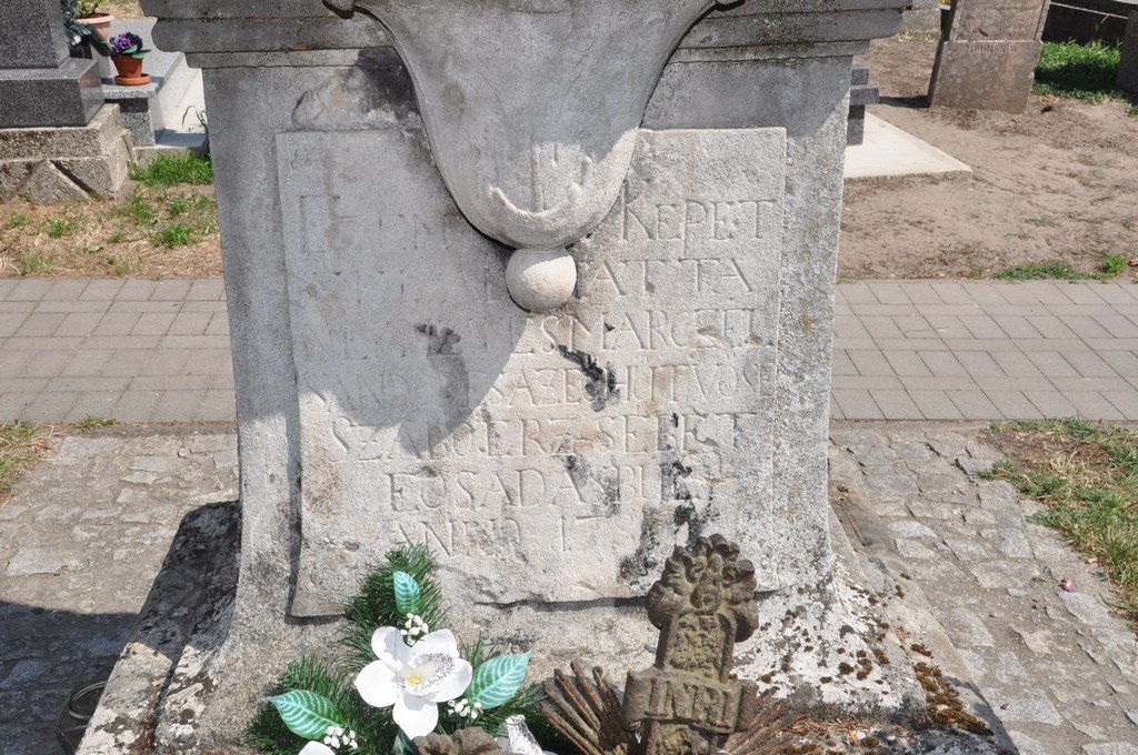 A kisudvarnoki központi temetői kereszt