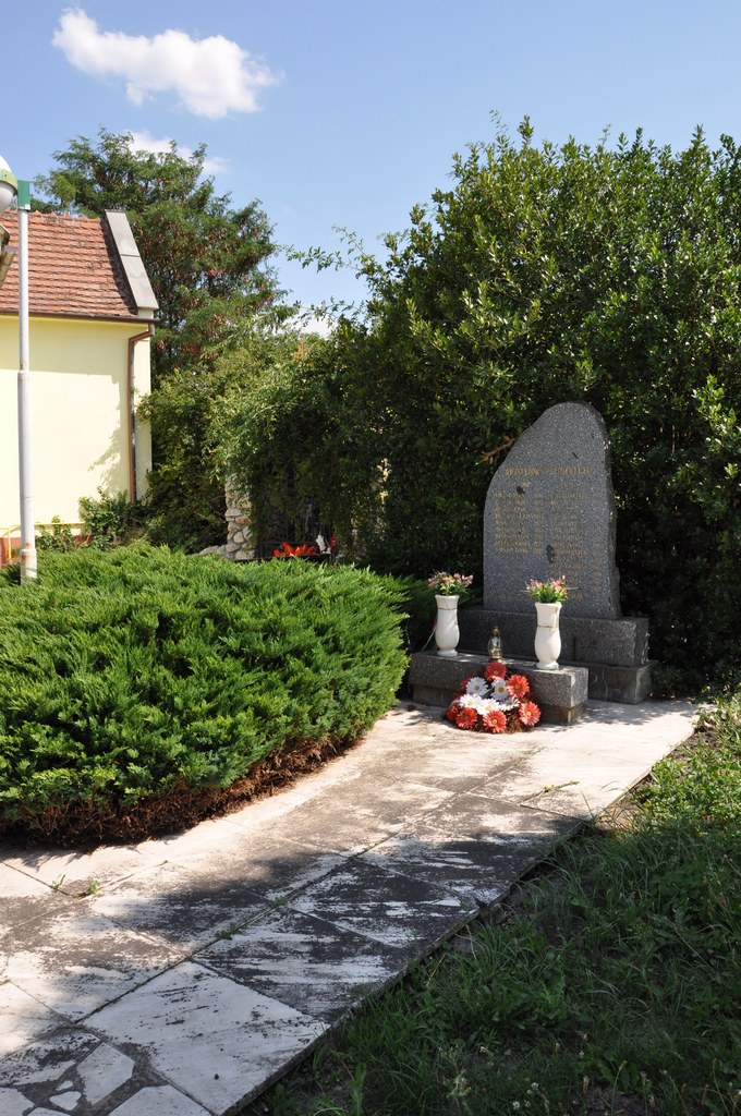 Az 1. és 2. világháború hősi halottjainak emlékműve