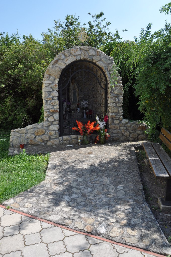 A nagyudvarnoki Lourdes-i barlang