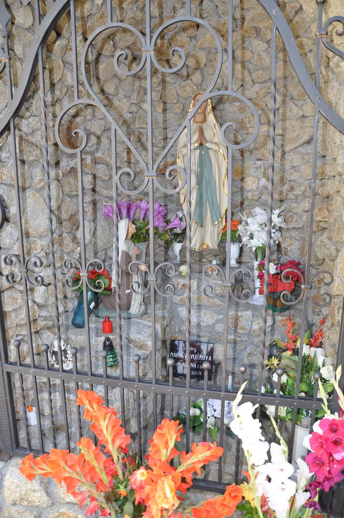 A nagyudvarnoki Lourdes-i barlang