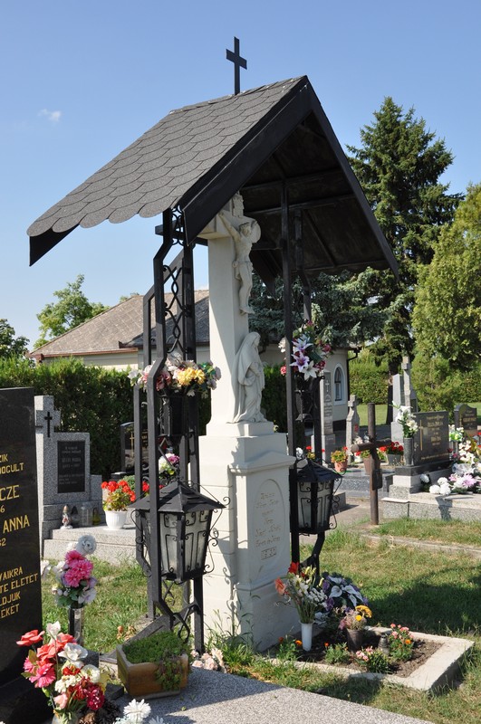 A hegyétei temető központi keresztje