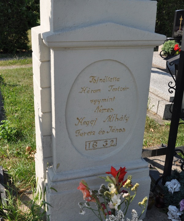 A hegyétei temető központi keresztje