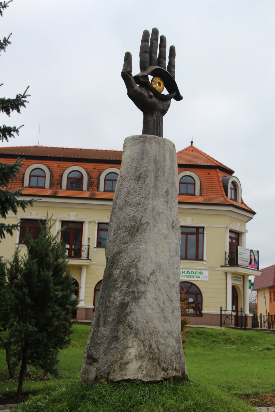 Kitelepítettek és meghurcoltak emlékműve