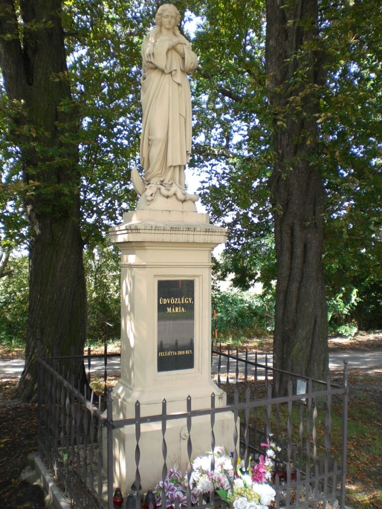 Az Immaculata (Szűz Mária)-szobor