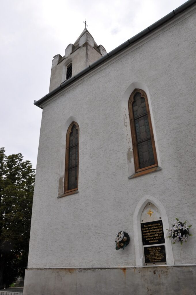 A csallóközkürti Szent István vértanú templom újjáépítésének emléktáblája és a plébánosokra emlékező márványtábla