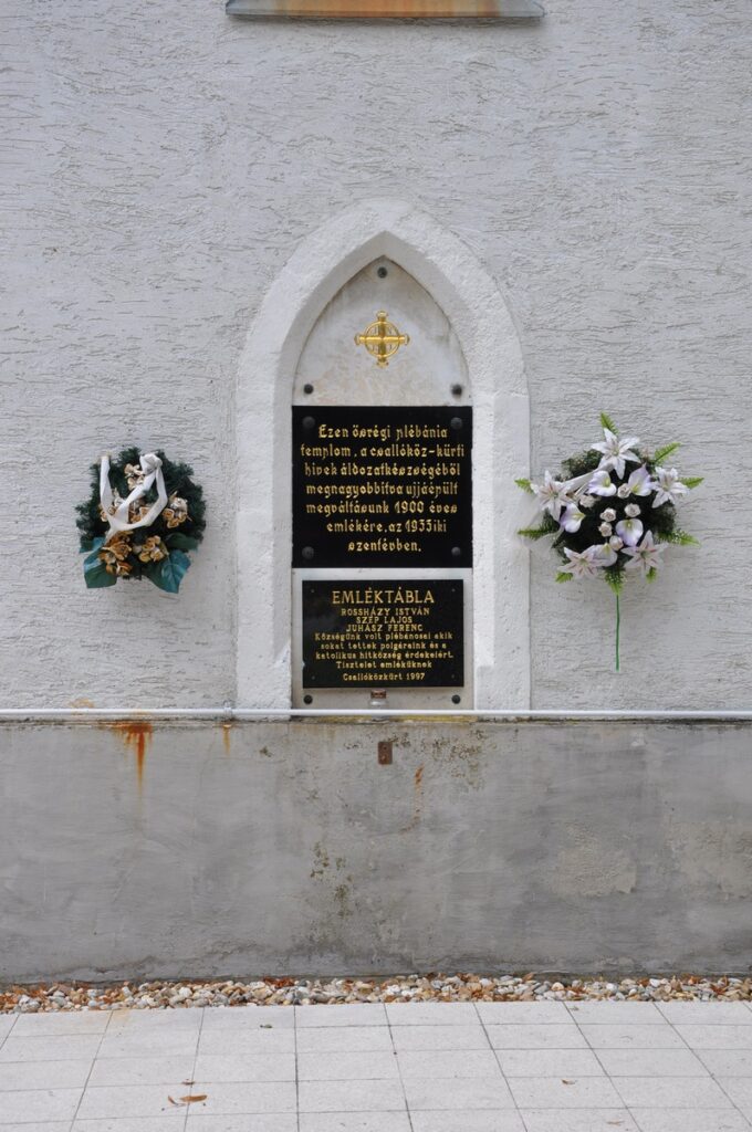 A csallóközkürti Szent István vértanú templom újjáépítésének emléktáblája és a plébánosokra emlékező márványtábla