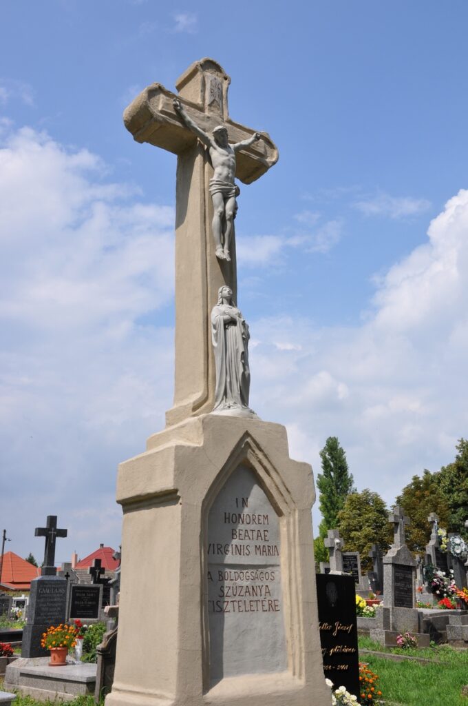 A csallóközkürti temető központi keresztje