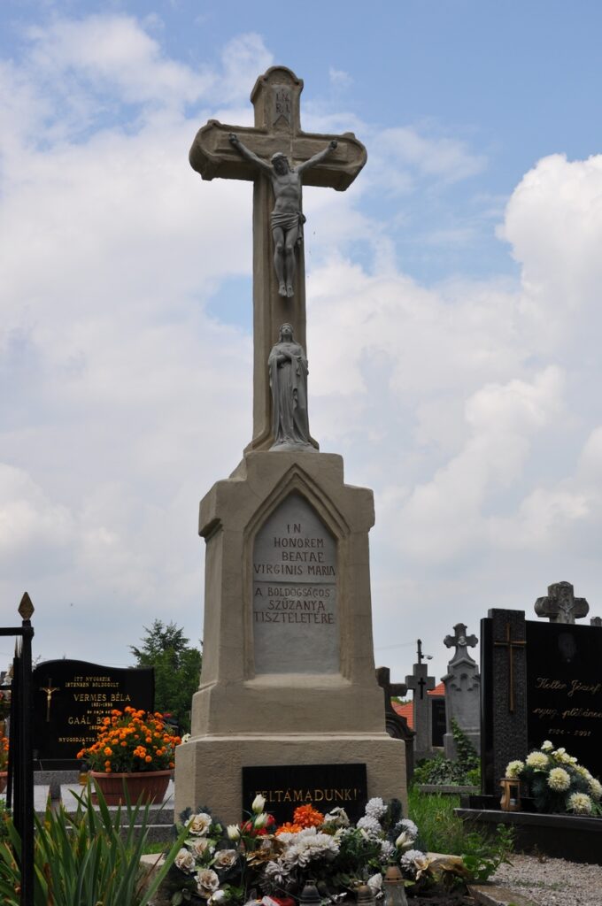 A csallóközkürti temető központi keresztje