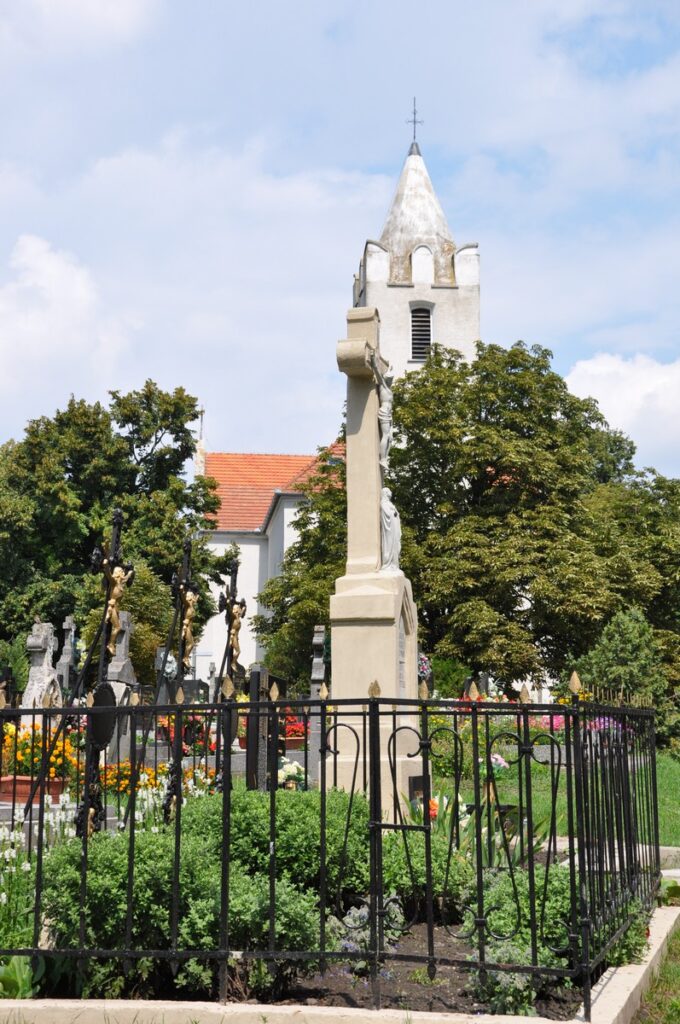 A csallóközkürti temető központi keresztje