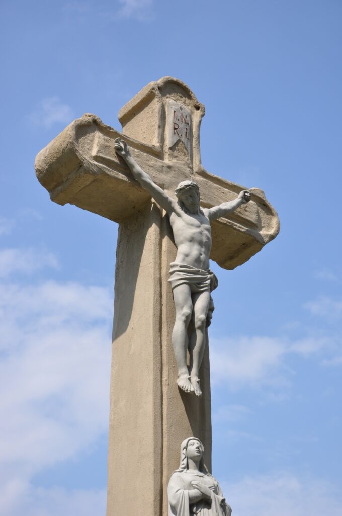 A csallóközkürti temető központi keresztje