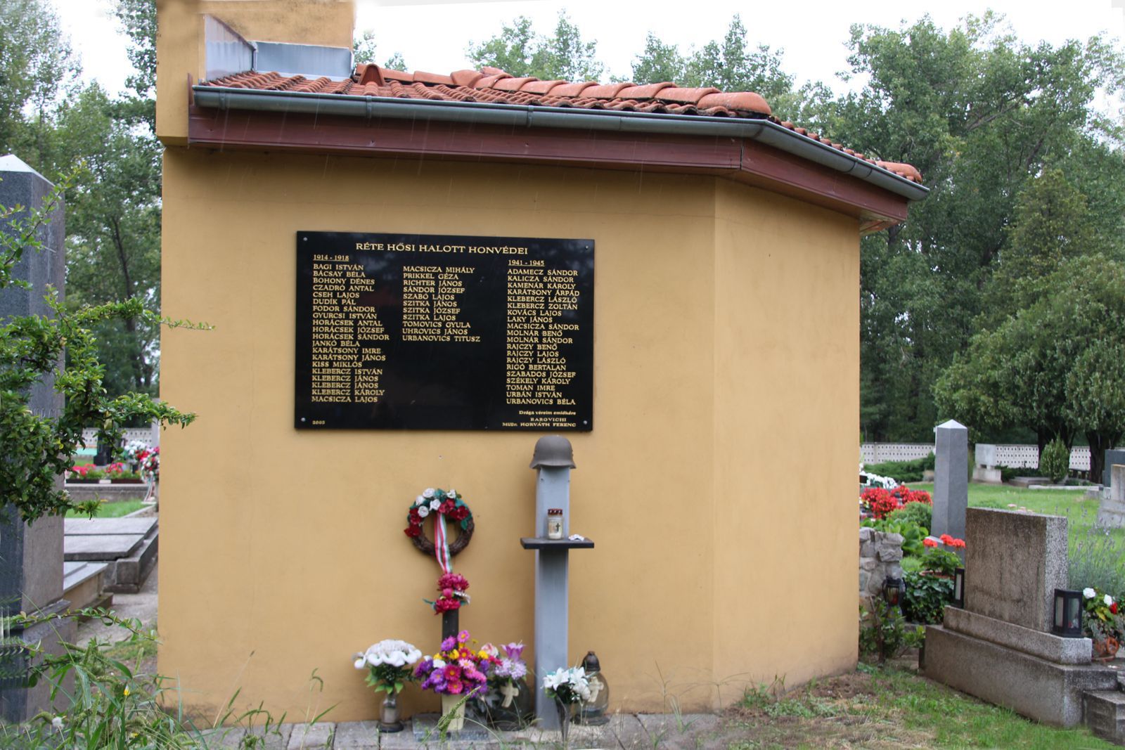 Az 1. és 2. világháború hősi halottjainak emlékműve