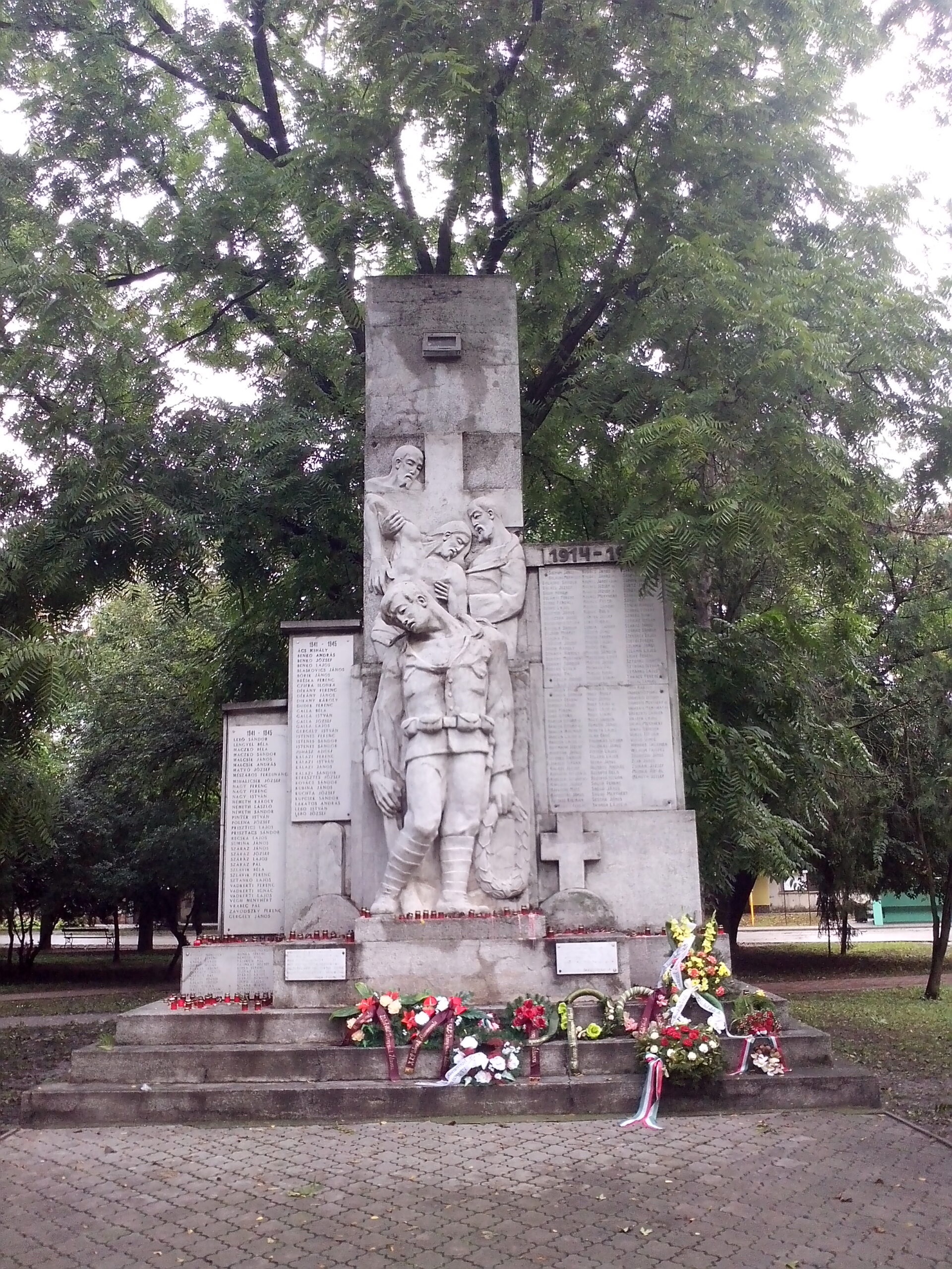 Az I. és a II. világháború hősi halottainak emlékműve