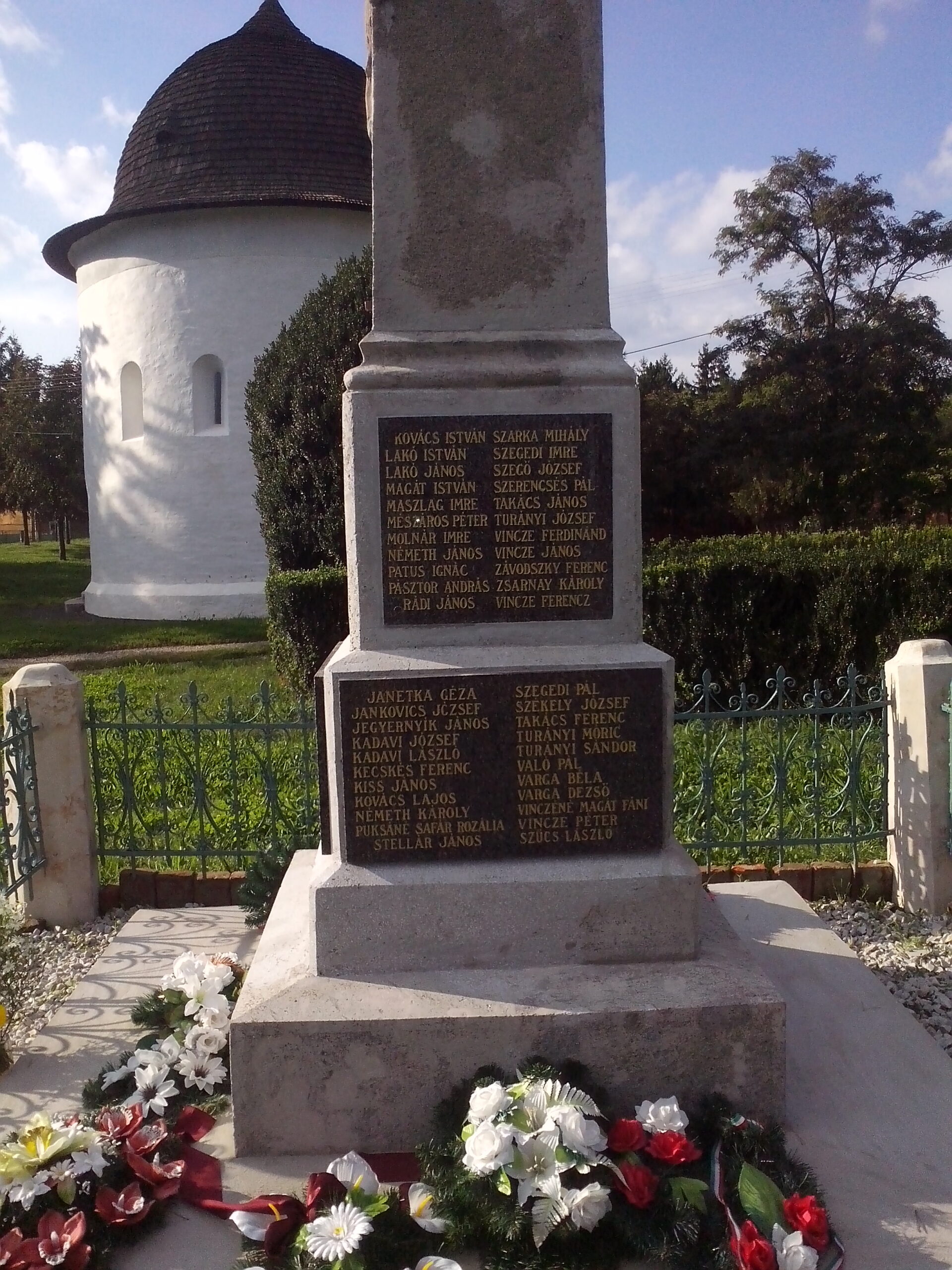 Turulmadaras emlékmű – Bény