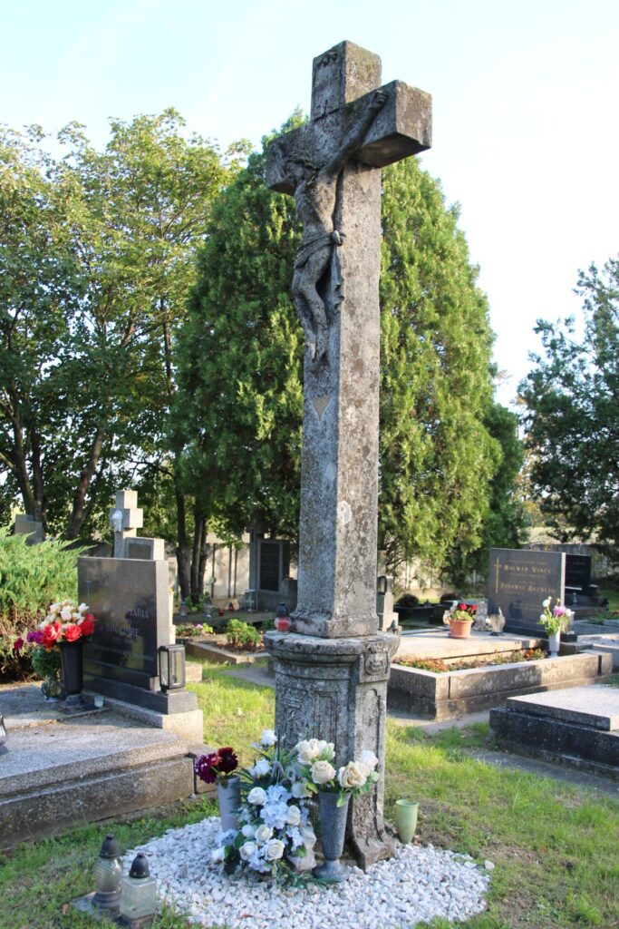 A bélvatai temető központi keresztje