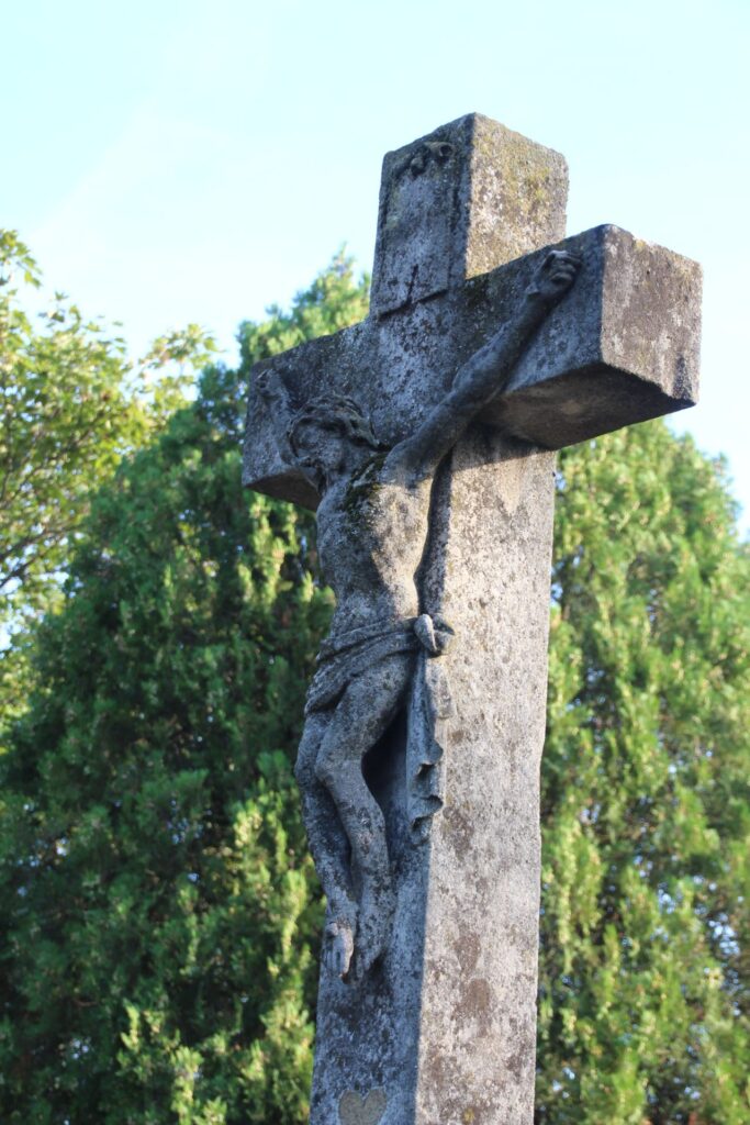 A bélvatai temető központi keresztje