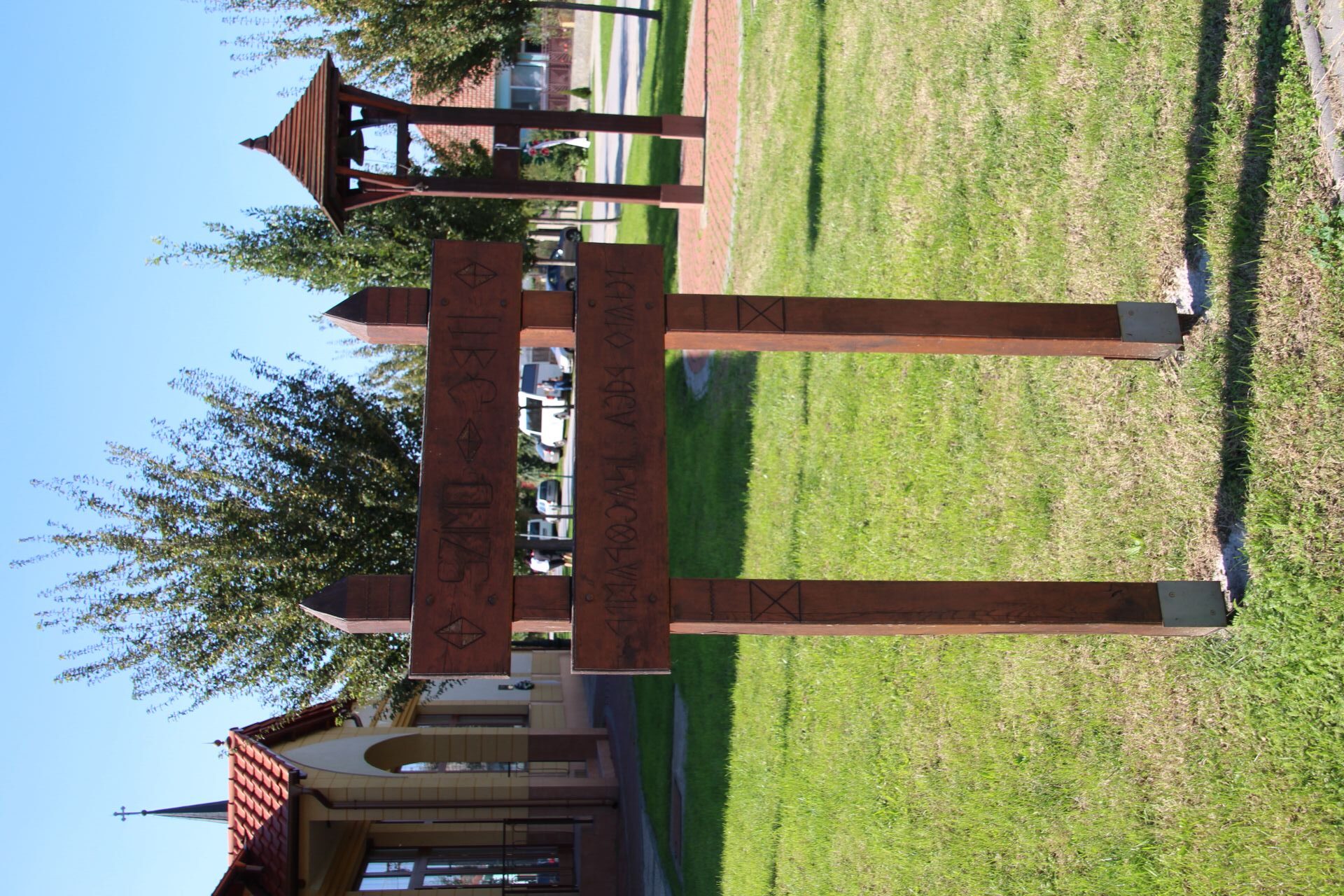 Rovás falutábla-oszlop