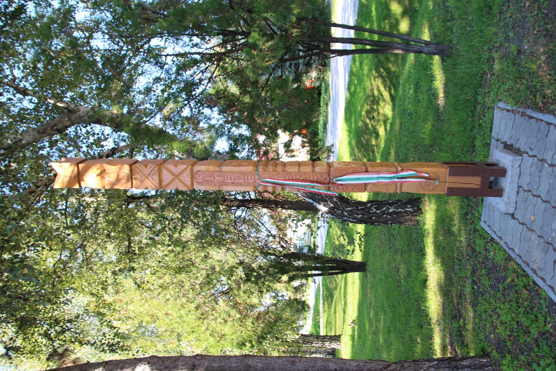 Kopjafa a kitelepítések 65. évfordulójára