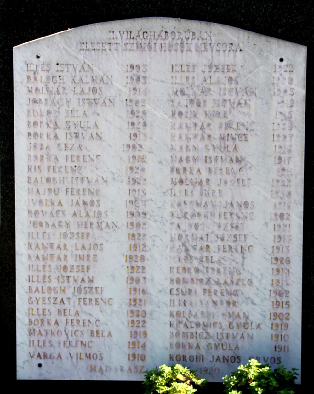 Az 1. és 2. világháború hőseinek emlékműve