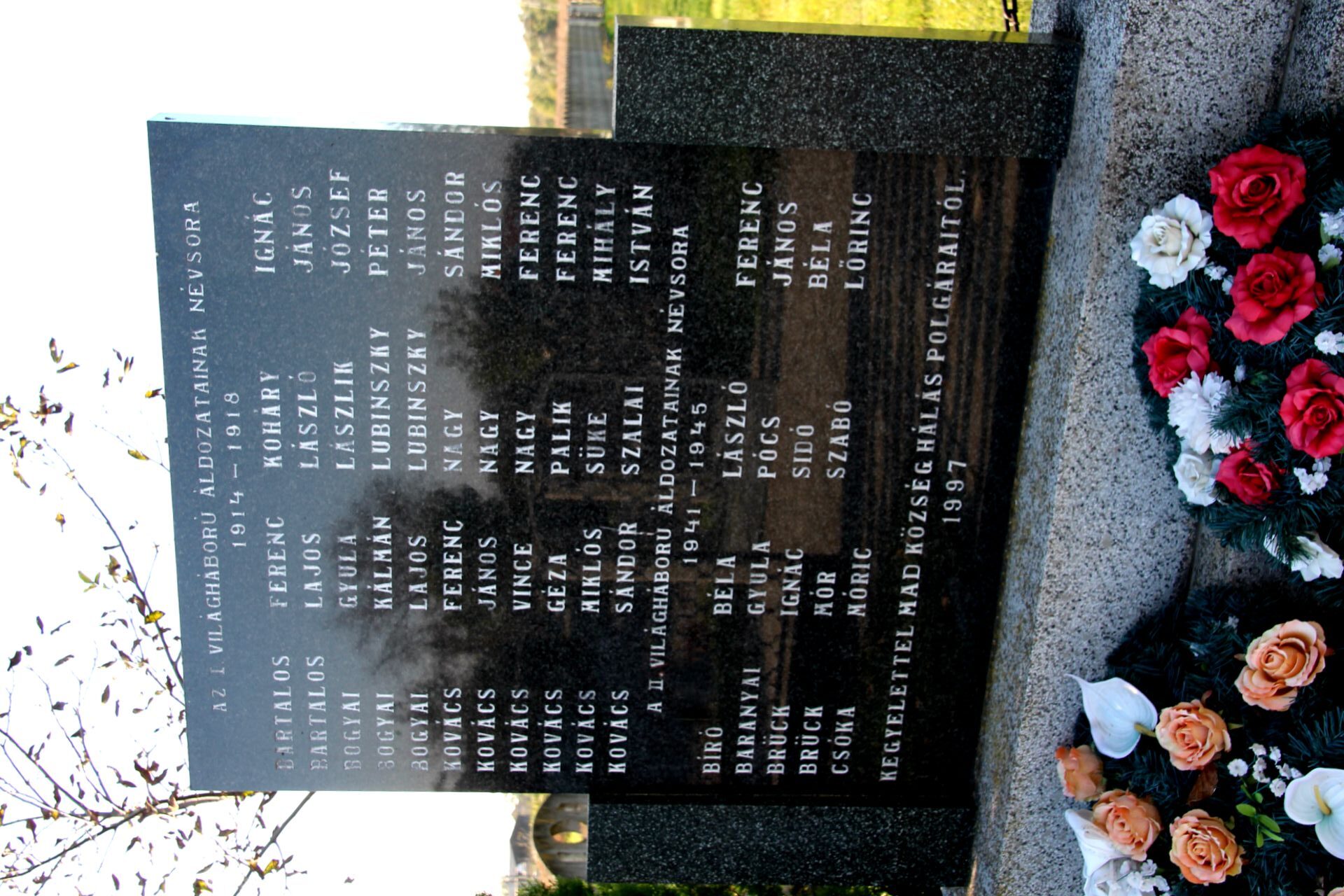 Az 1. és 2. világháború hőseinek emlékműve