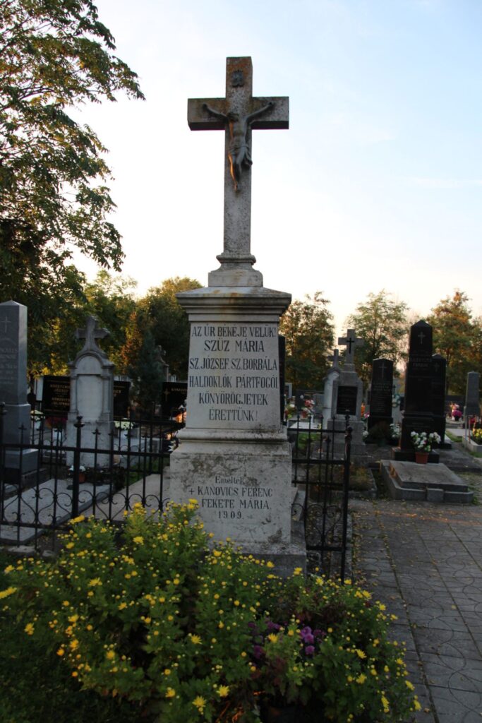 A felistáli temető nagykeresztje