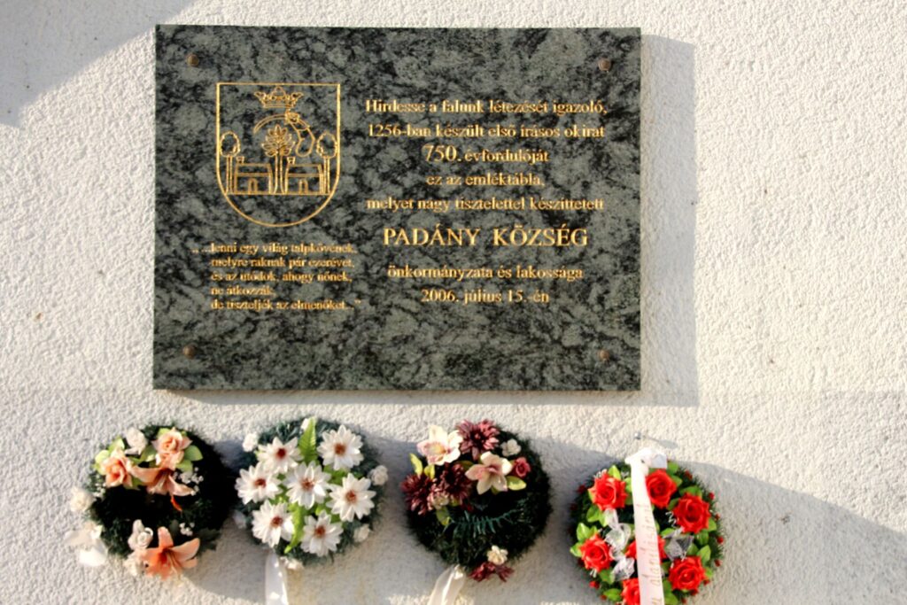 A falu első írásos említésének emléktáblája