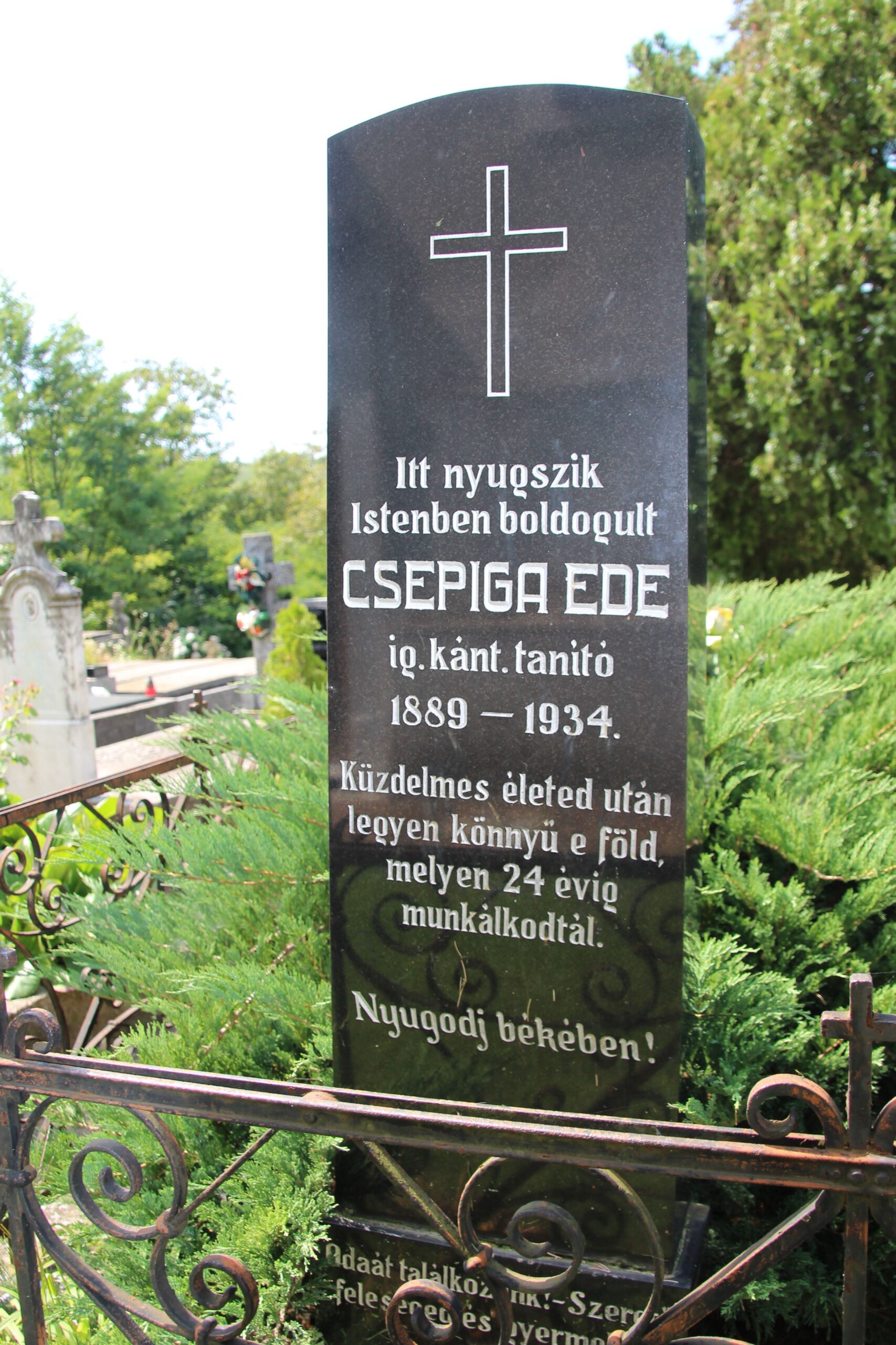 Csepiga Ede igazgató kántortanító sírja