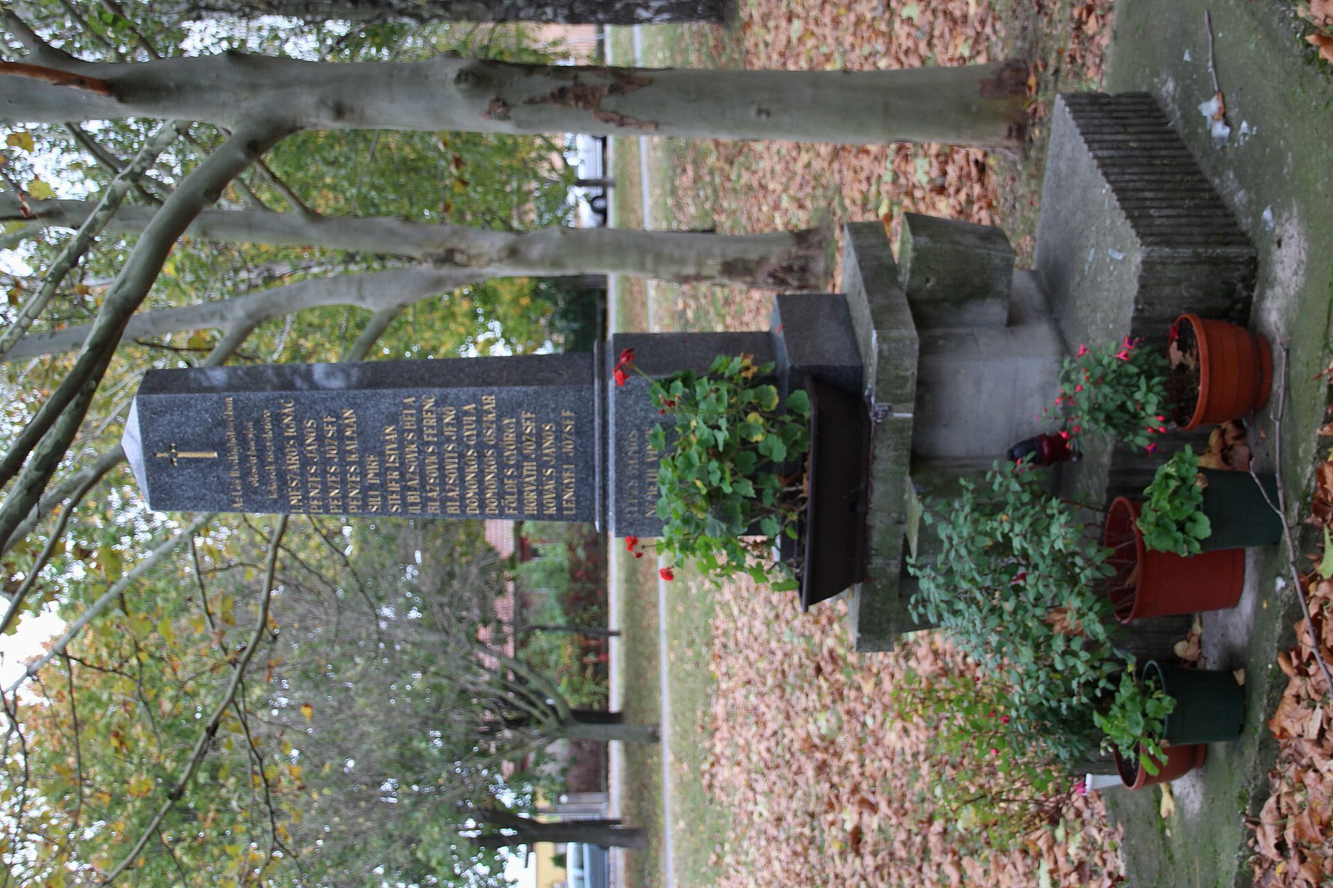 Az 1. és 2. világháború hőseinek emlékműve