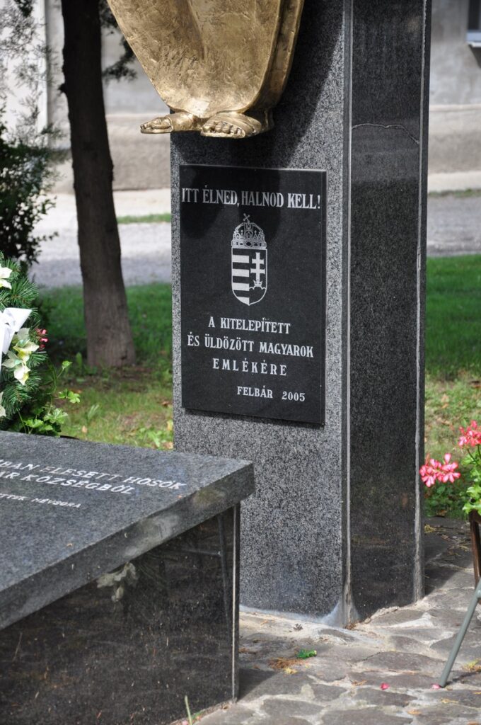 A kitelepített és üldözött magyarok és a háborús hősök emlékműve