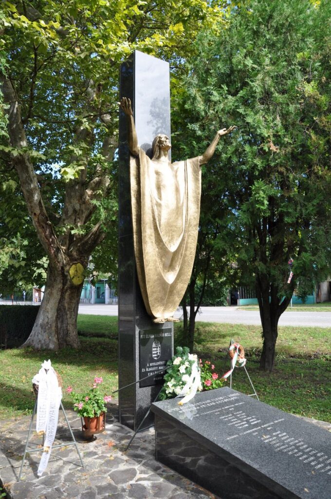 A kitelepített és üldözött magyarok és a háborús hősök emlékműve