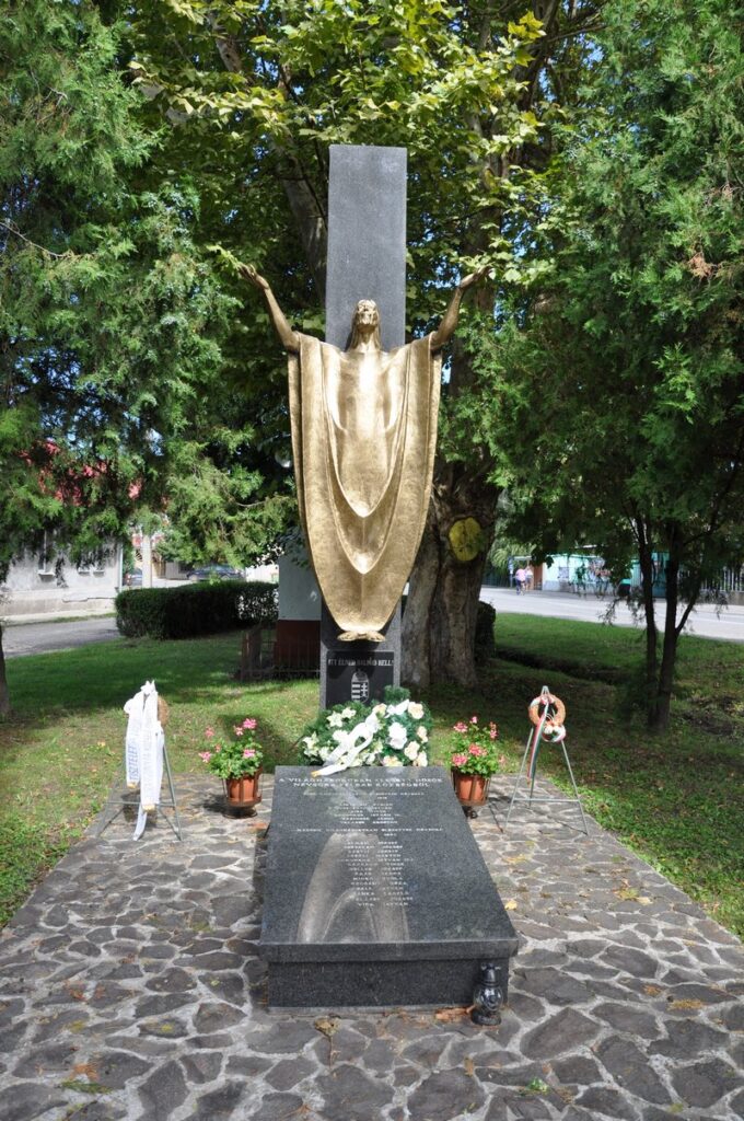 A kitelepített és üldözött magyarok és a háborús hősök emlékműve
