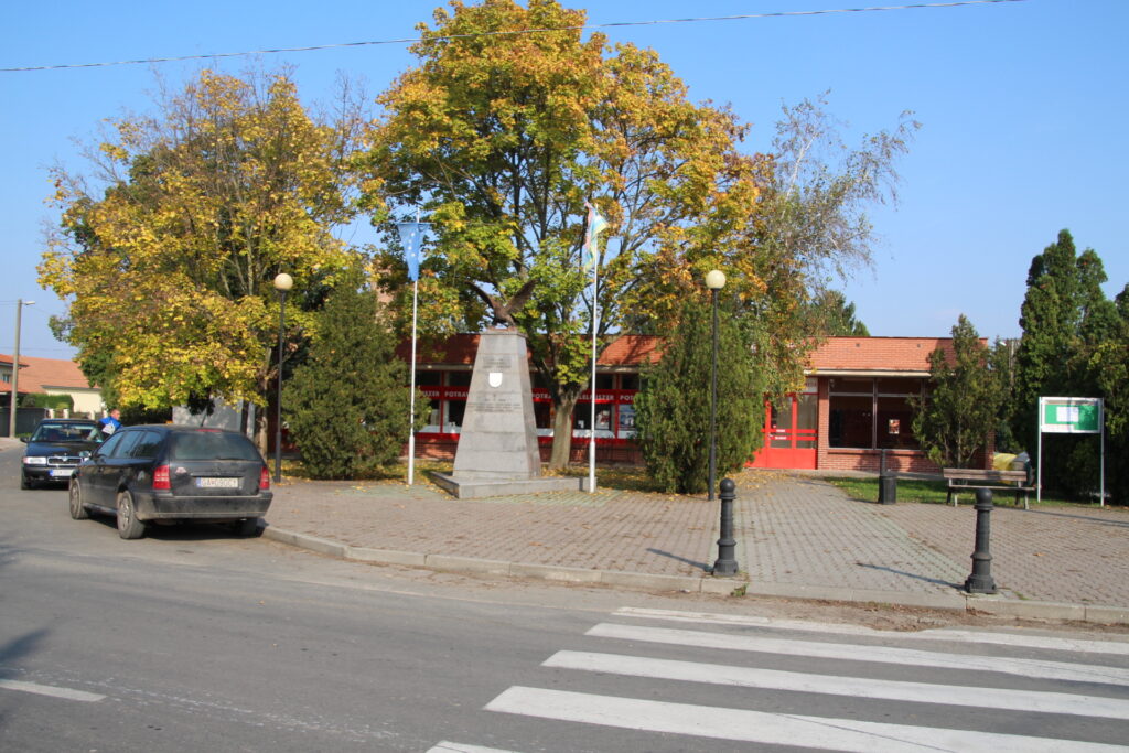 A falu első írásos említése és a 2. világháború emlékműve