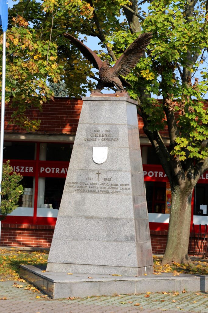 A falu első írásos említése és a 2. világháború emlékműve