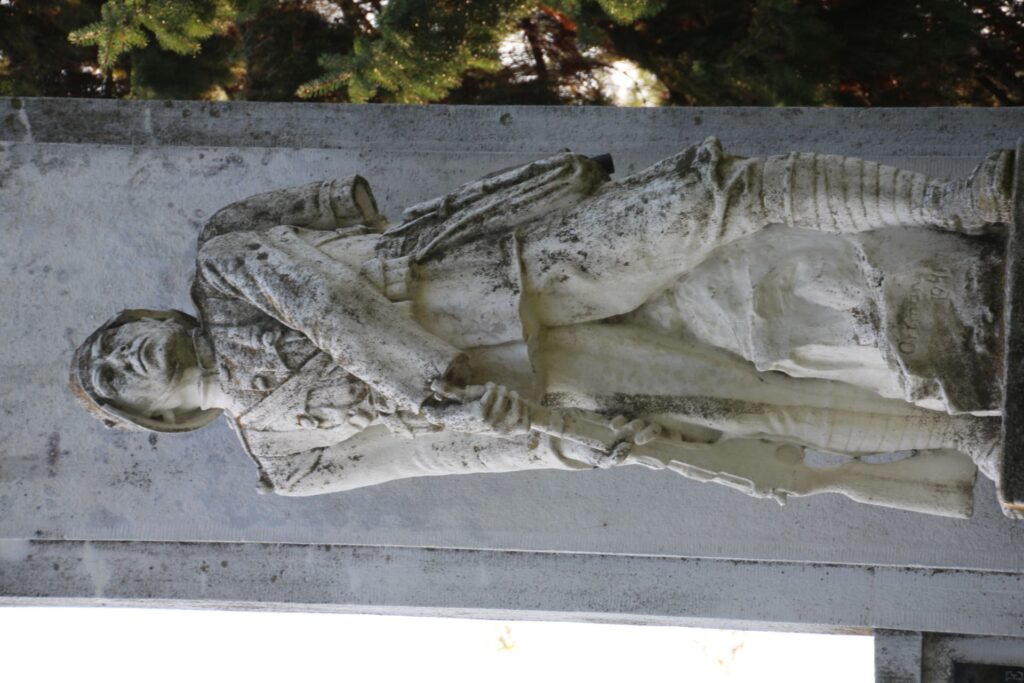 Az 1. és 2. világháború hőseinek emlékműve