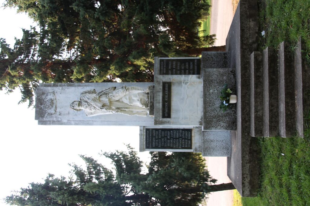 Az 1. és 2. világháború hőseinek emlékműve