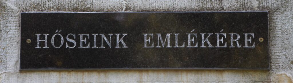 Az 1. és 2. világháború hőseinek emlékműve