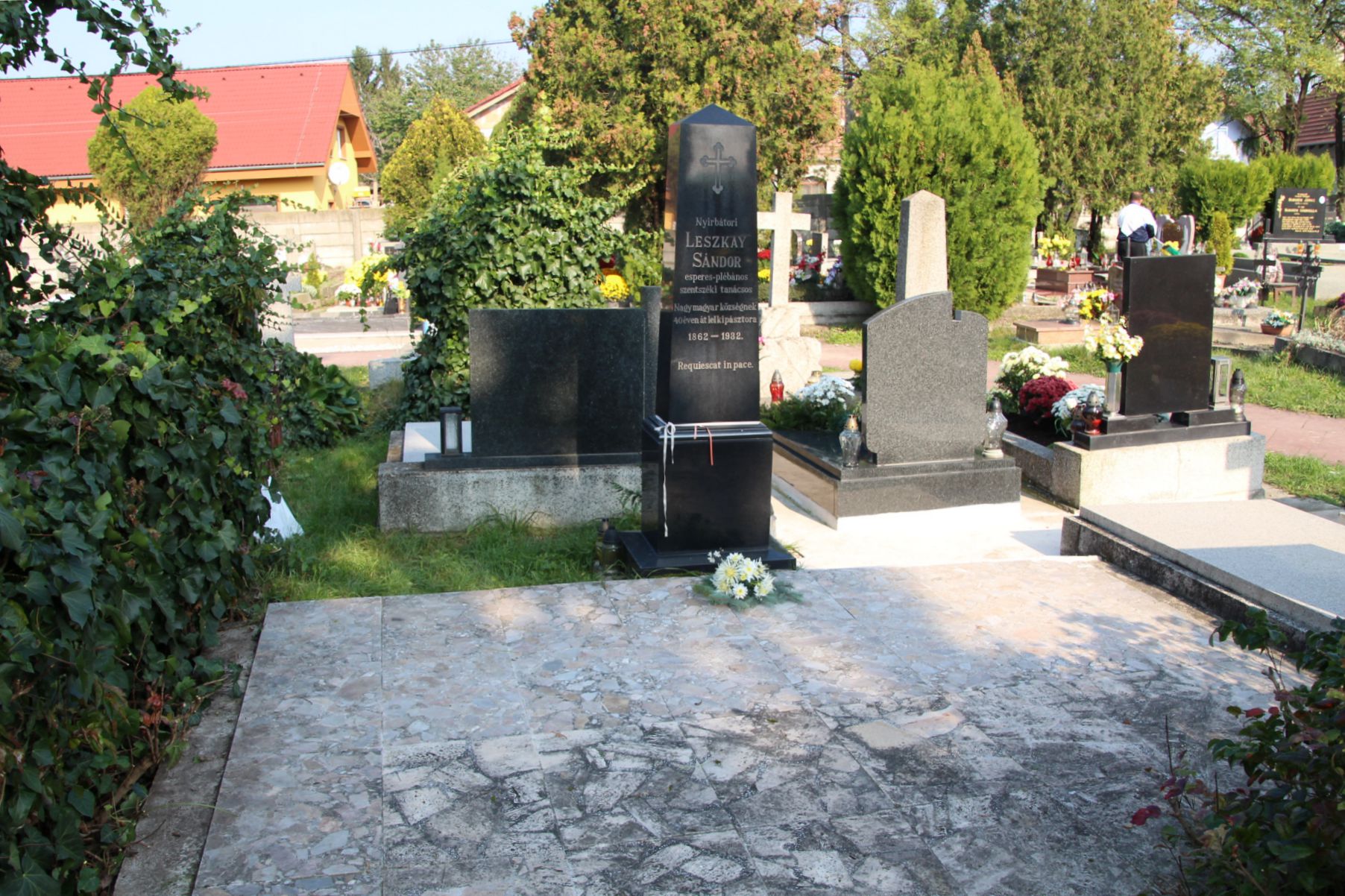 Nyirbátori Leszkai Sándor esperes-plébános sírja