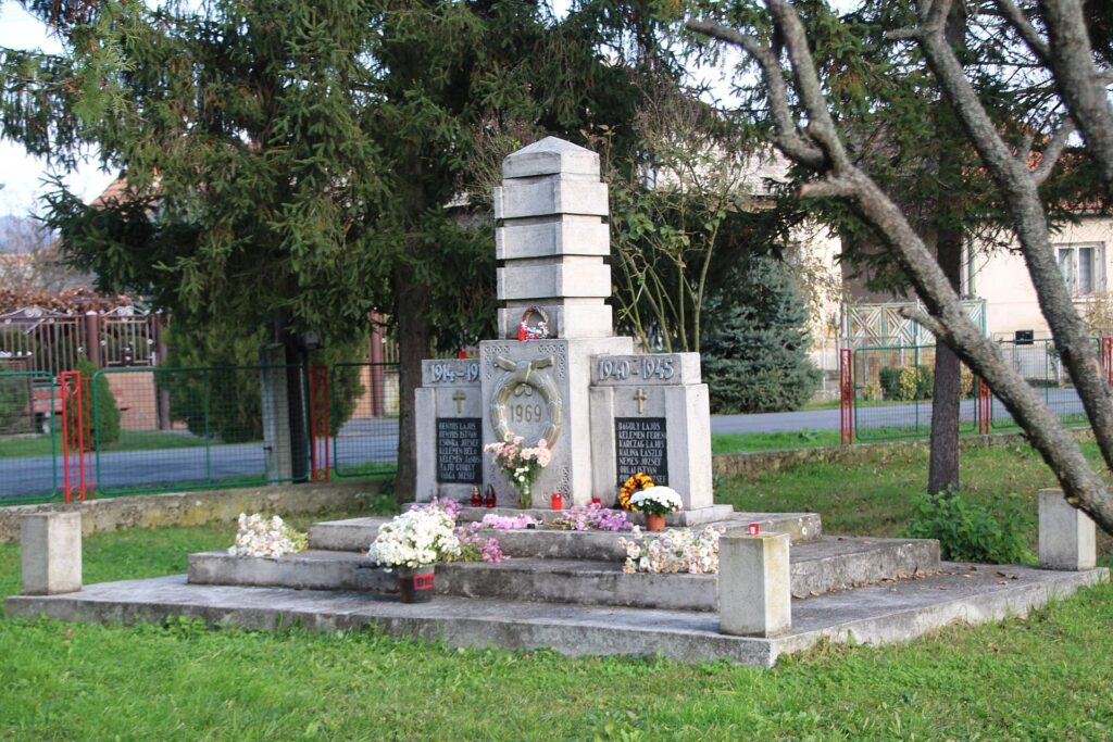 Az 1. és 2. világháború hőseinek emlékműve