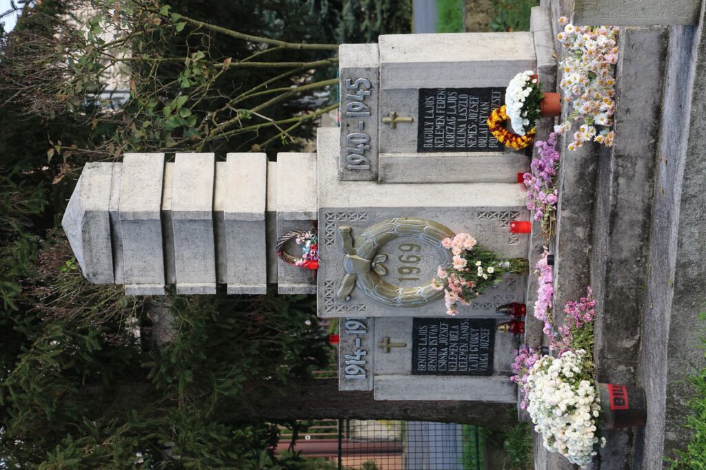 Az 1. és 2. világháború hőseinek emlékműve