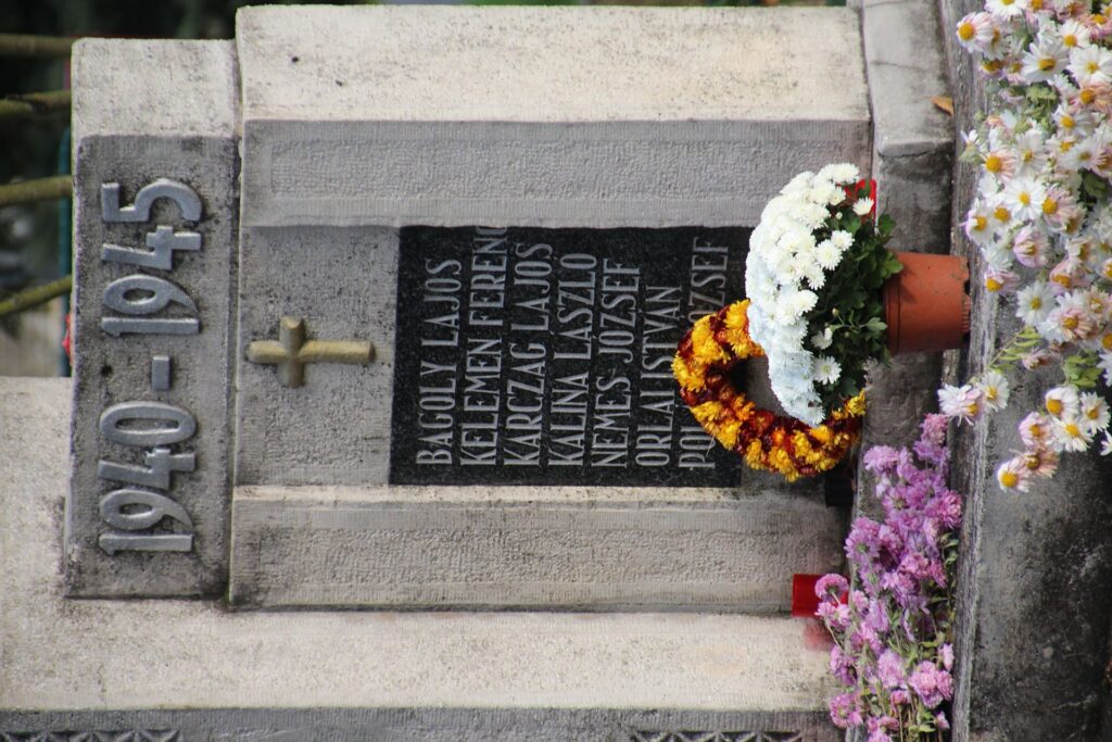 Az 1. és 2. világháború hőseinek emlékműve