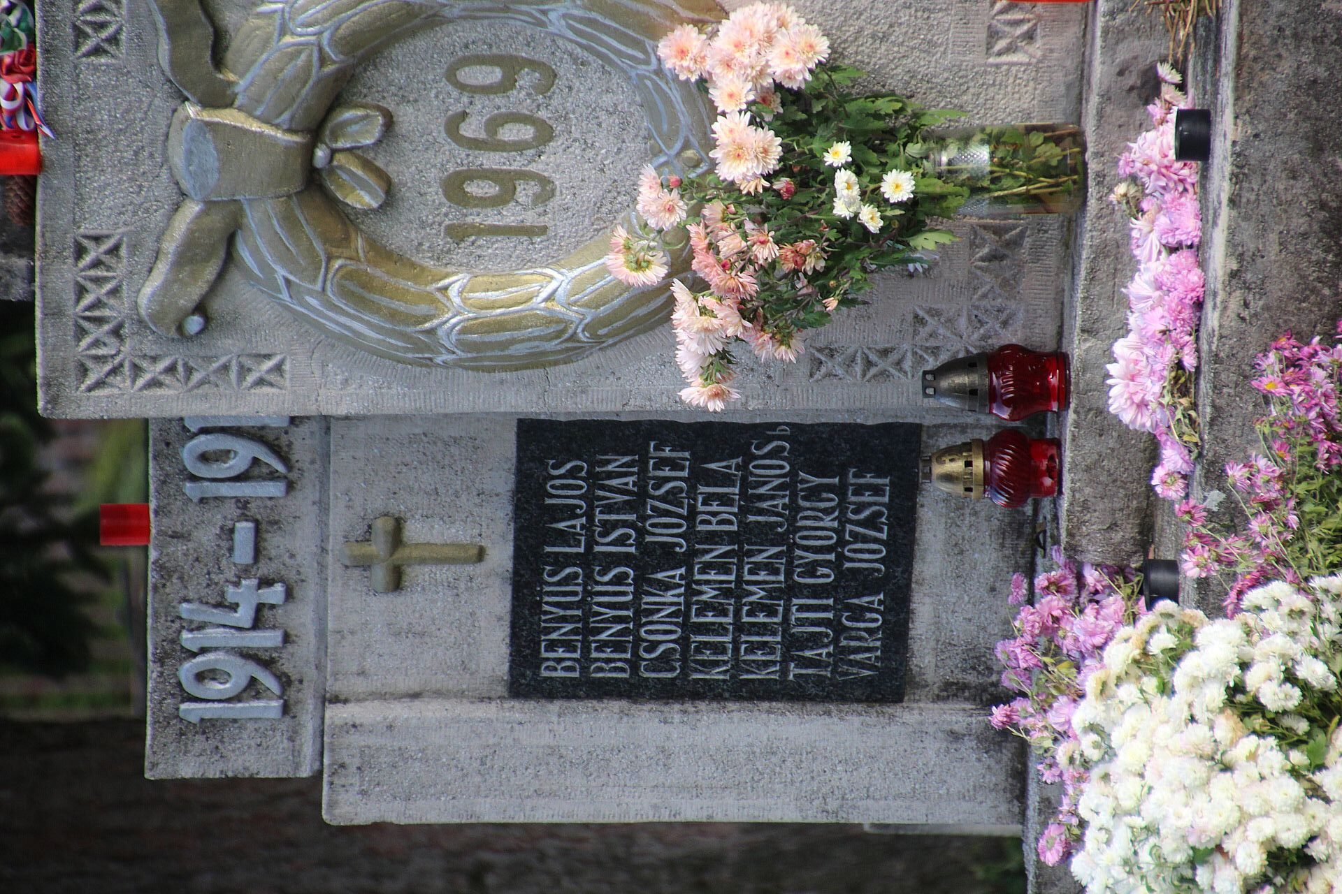 Az 1. és 2. világháború hőseinek emlékműve