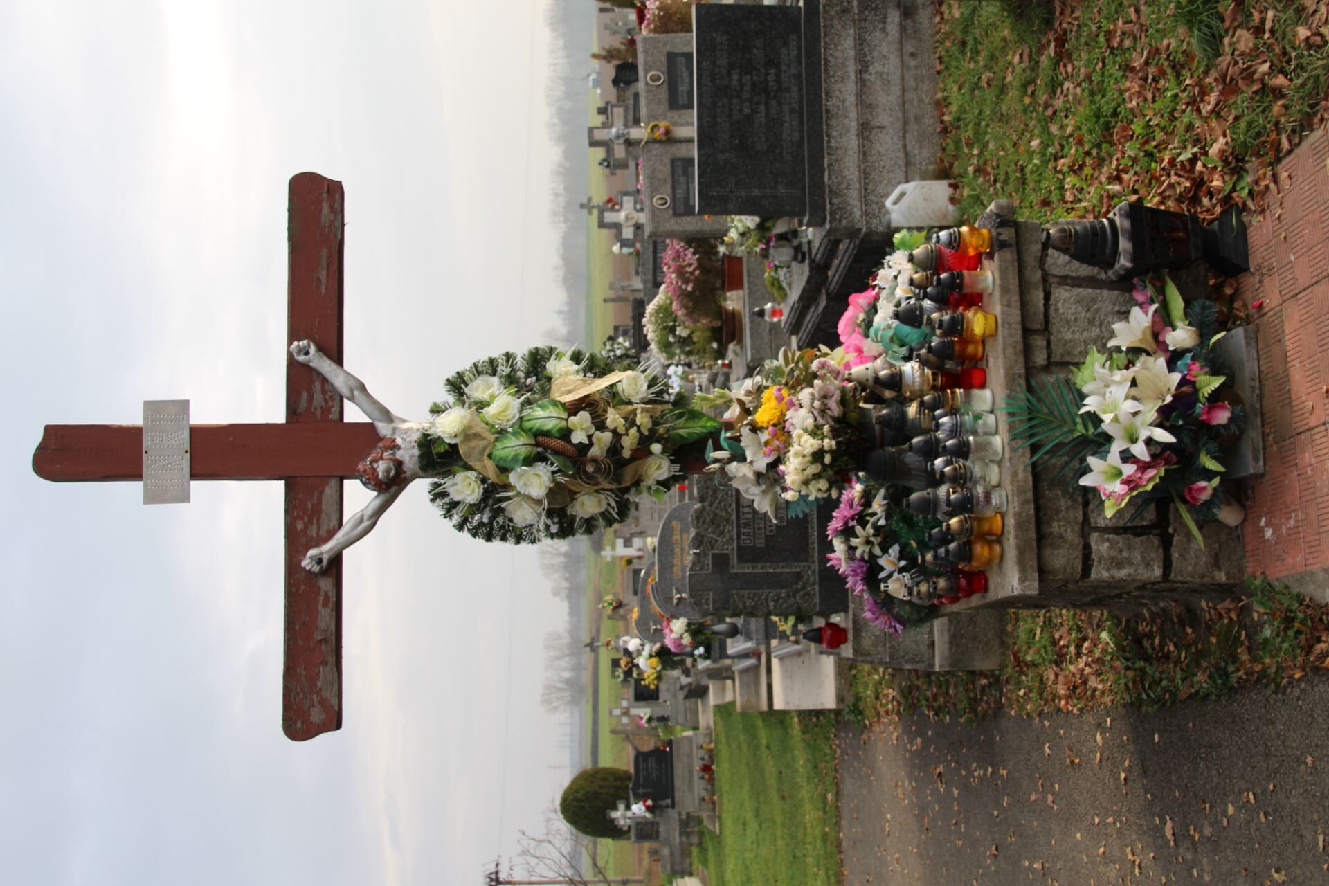 Temető új részének központi fakeresztje